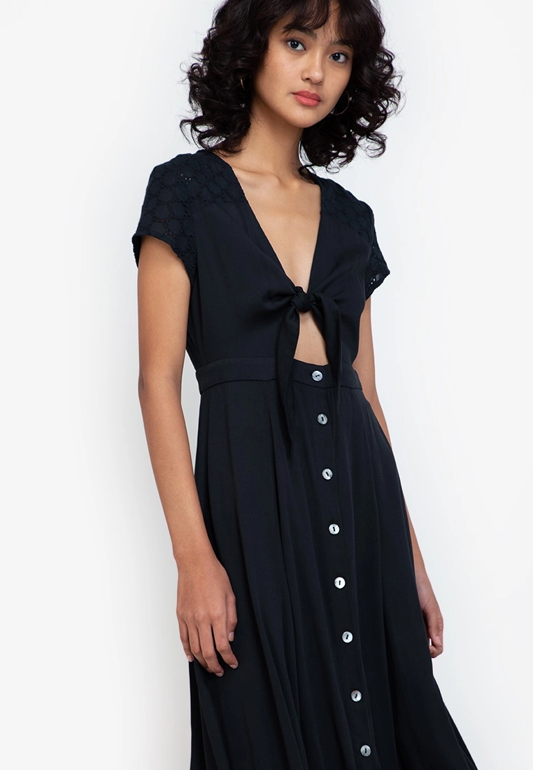 ZALORA BASICS Broderie Detail Knot Front Midi Dress - Billede 3