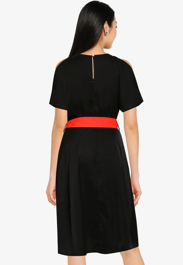 ZALORA BASICS Cold Shoulder Overlap Dress - Billede 2