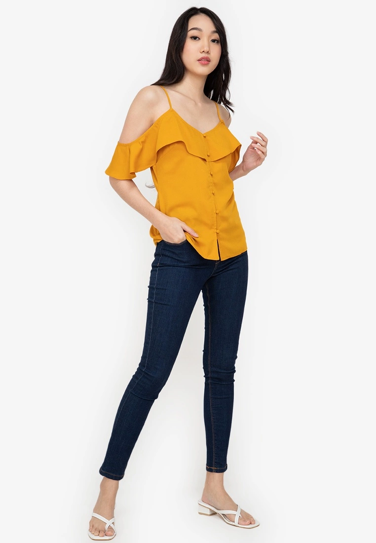 ZALORA BASICS Button Cold Shoulder Ruffle Cami Top - Billede 4